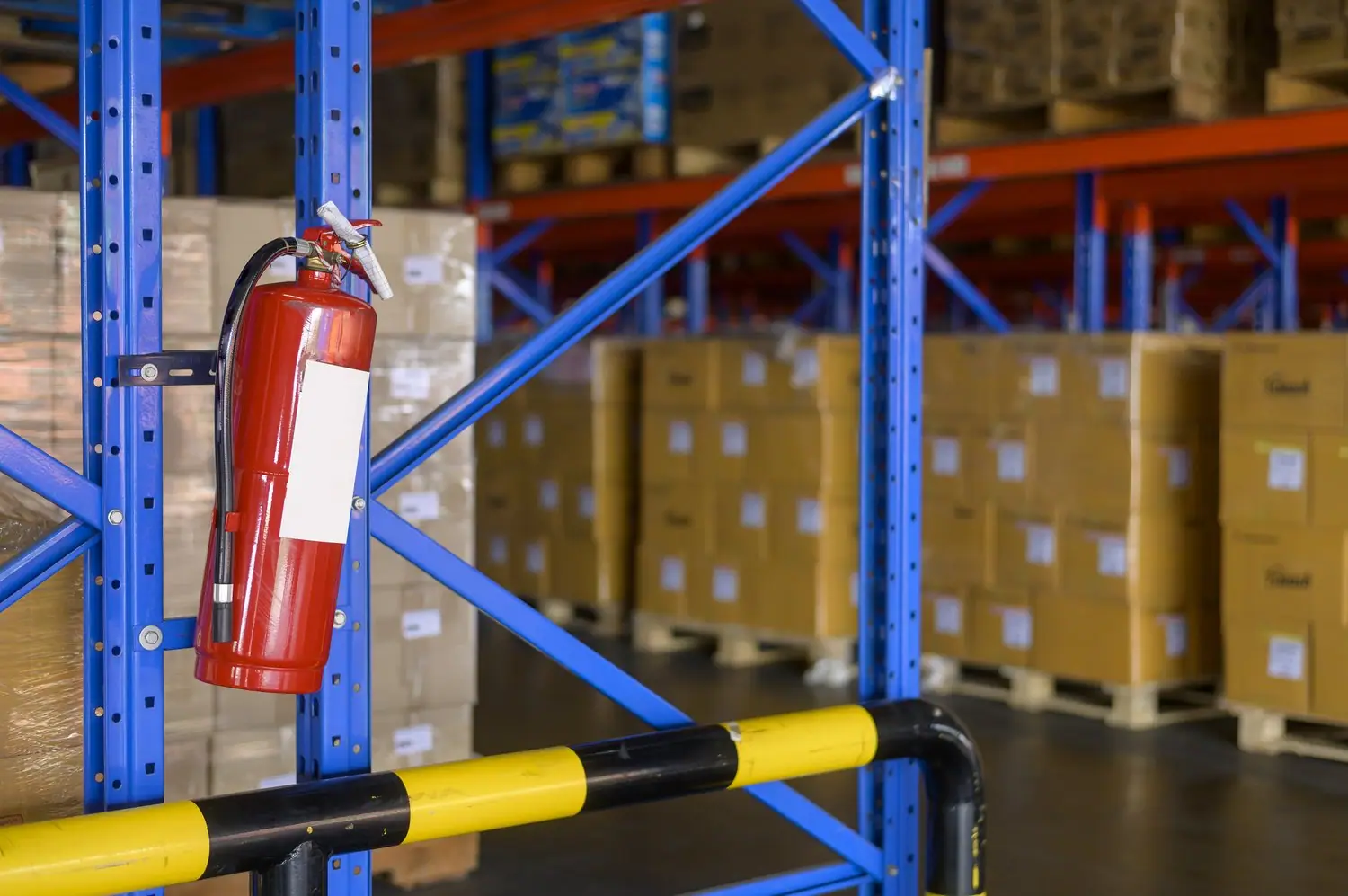 Zabezpieczenie przeciwpożarowe magazynów e-commerce: wyzwania logistyczne