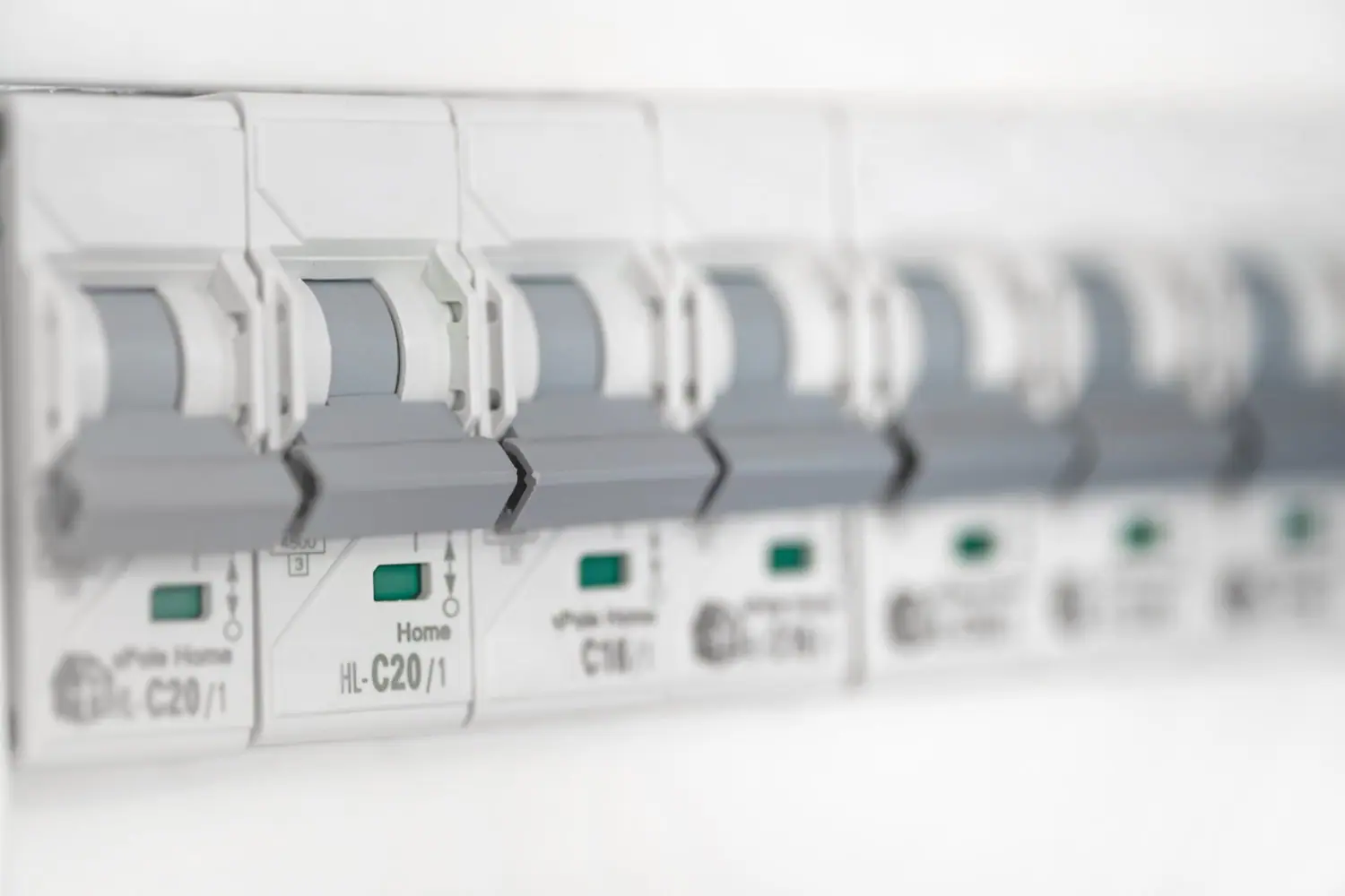 Jak zabezpieczyć instalację elektryczną przed przeciążeniem