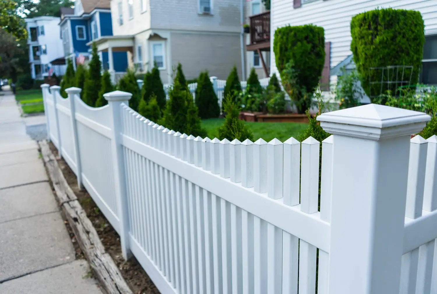 Jak dobrać odpowiednią wysokość ogrodzenia działki mieszkalnej
